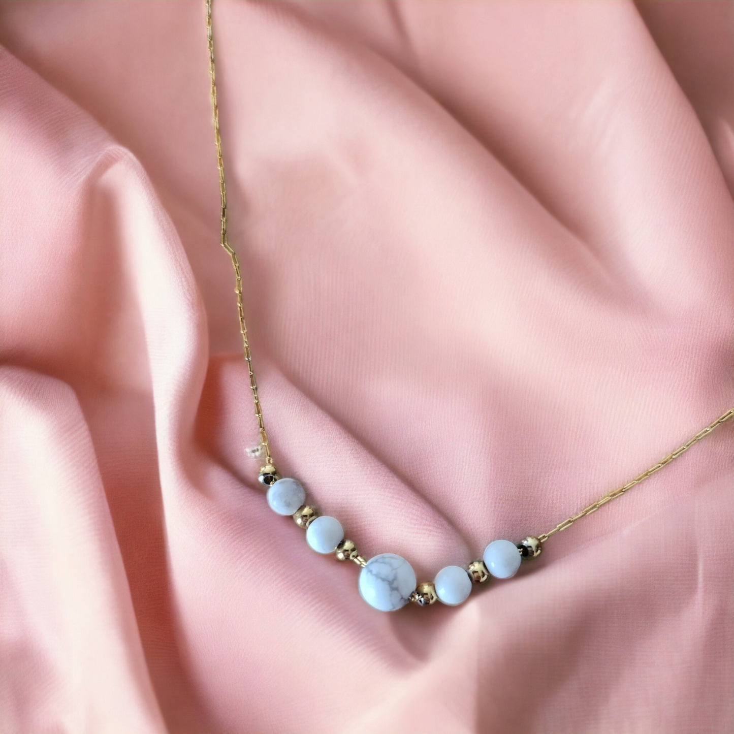 Collier Isaac Howlite
