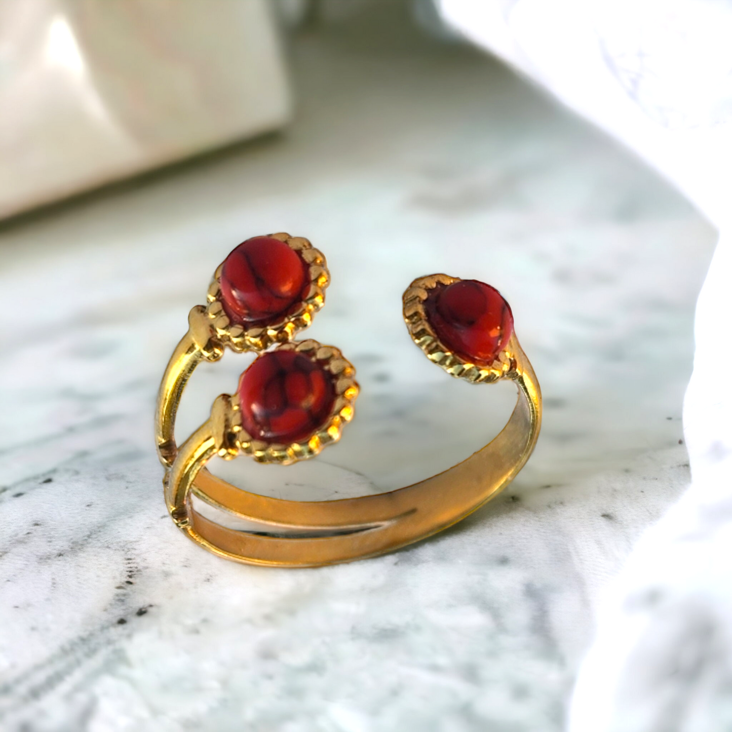 Bague Saturne ❖ Howlite rouge
